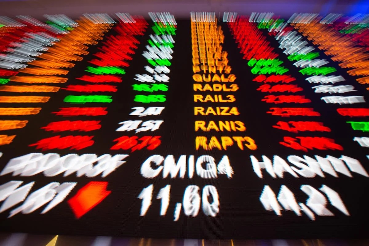 Ibovespa atinge recorde histórico e dólar fecha em R$ 5 após primeiro turno das eleições
