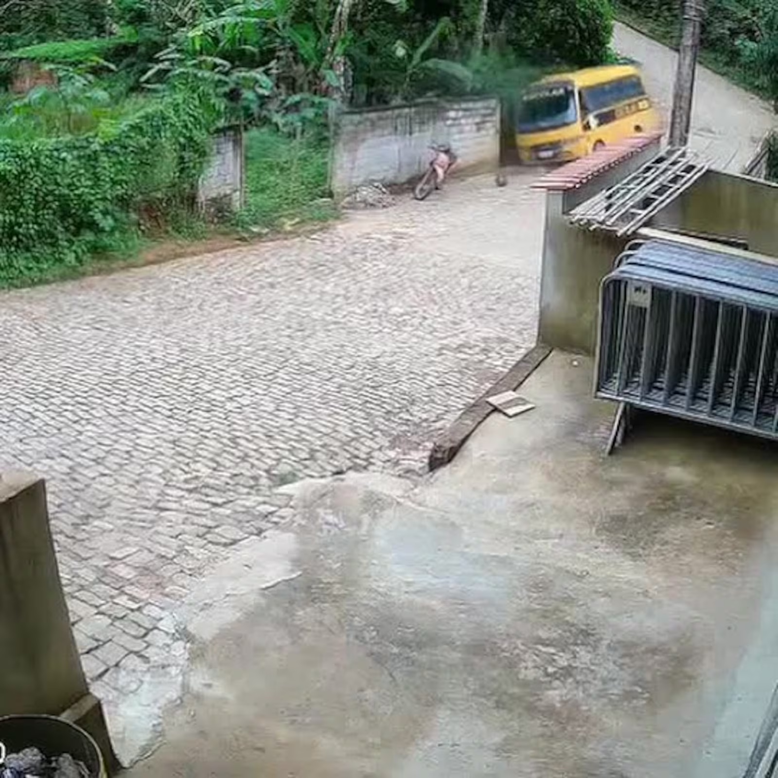 Ônibus escolar desgovernado cai em rio após bater em muro em Cipotânea, Minas Gerais