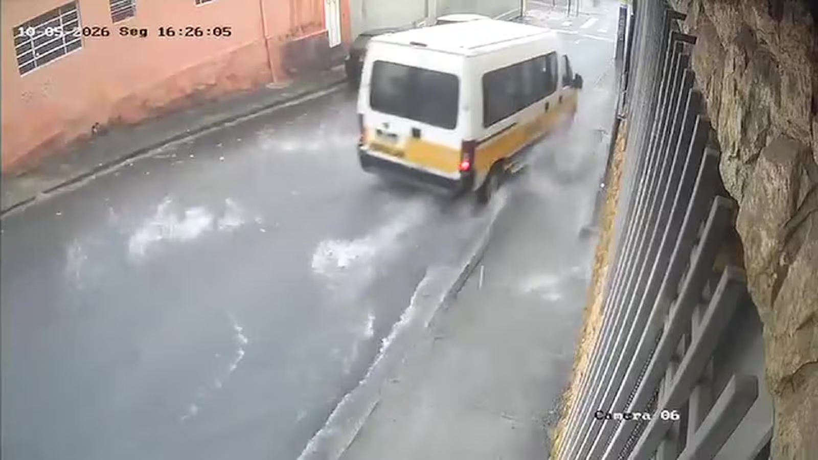 Van escolar com 18 crianças perde controle e colide contra poste em Belo Horizonte