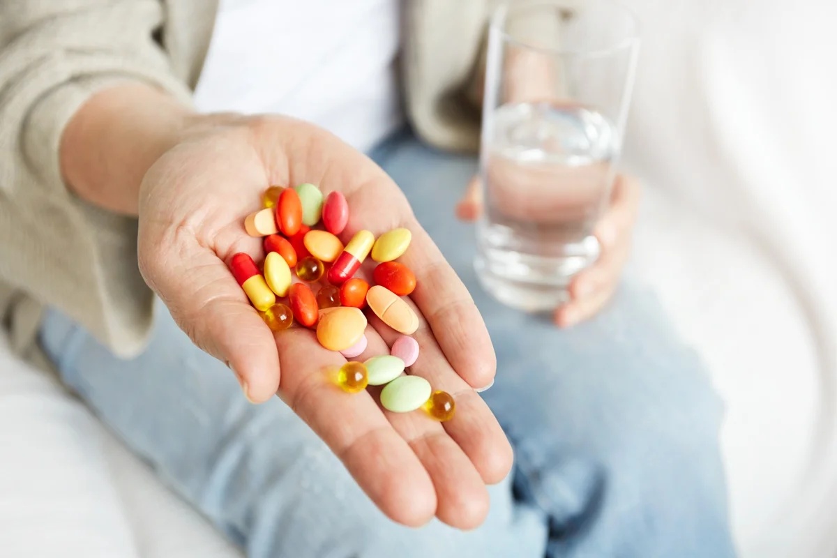 Uso excessivo de antibióticos além do período recomendado aumenta riscos à microbiota e favorece resistência bacteriana