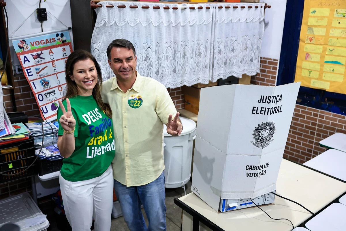 Flávio Bolsonaro busca apoio do Centrão e aliados para ampliar votos no segundo turno presidencial