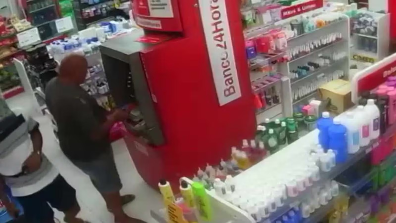 Idoso tem R$ 8,5 mil roubados após troca de cartão por criminosos em caixa eletrônico de Belo Horizonte