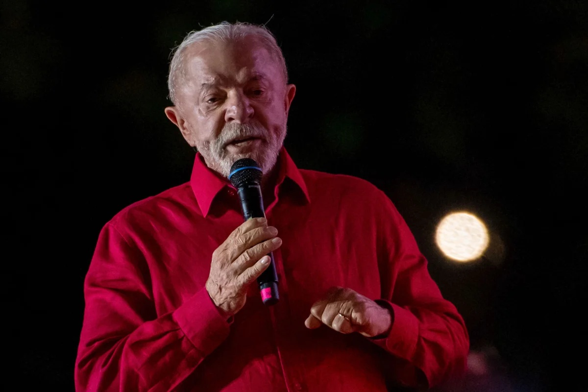 Lula adia participação em debates e planeja confronto direto com Flávio Bolsonaro para o segundo turno