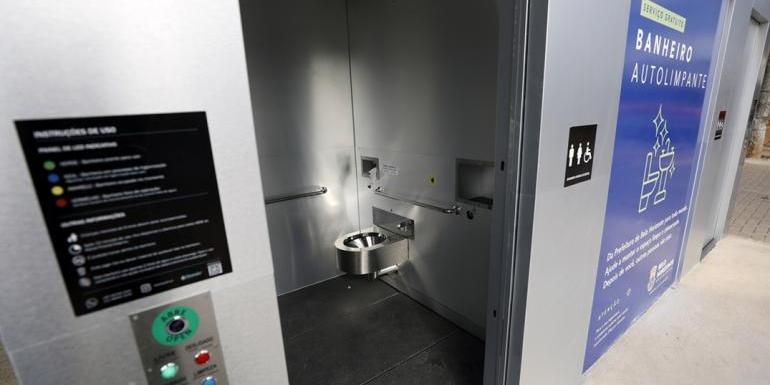 Banheiros autolimpantes de Belo Horizonte sofrem com vandalismo e furtos, demandando constantes reparos