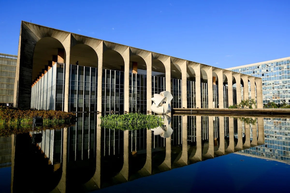 Governo brasileiro mantém suspensão na concessão de agrément a novos embaixadores durante período eleitoral