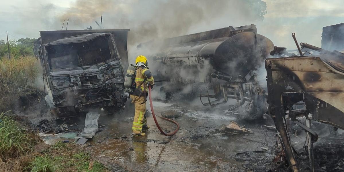 Acidente envolvendo dois caminhões na BR-497 resulta em motorista em estado grave e veículos destruídos