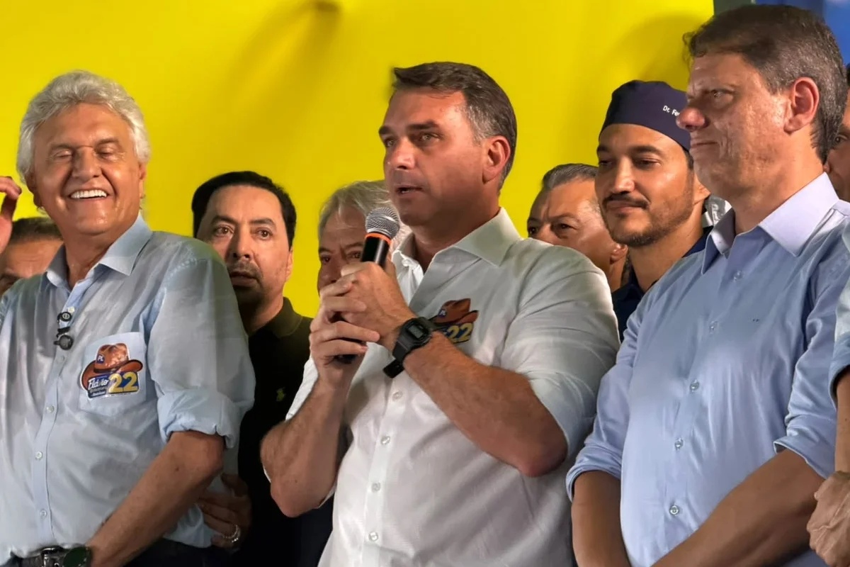 Flávio Bolsonaro anuncia intenção de alterar Constituição para promover redemocratização do Brasil