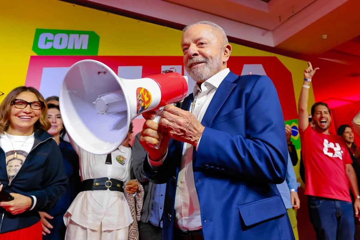 Lula se reúne com jovens eleitos para reformular estratégia de campanha após desempenho no primeiro turno