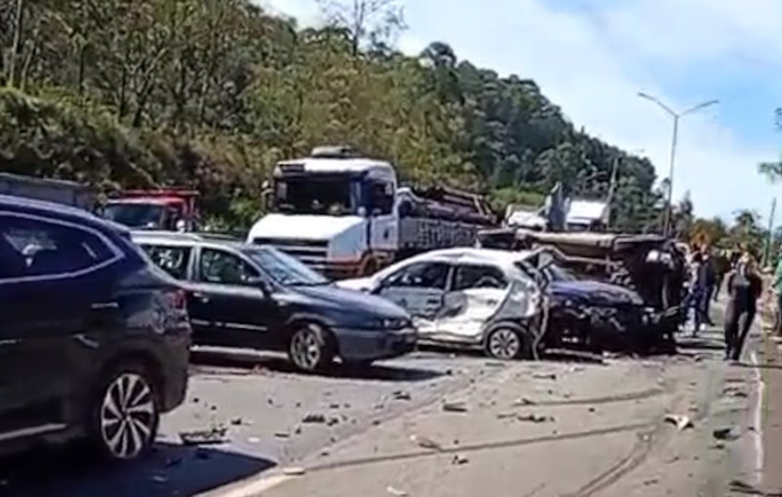 Acidente com mais de 20 veículos provoca interdição na BR-040, na saída para Macacos