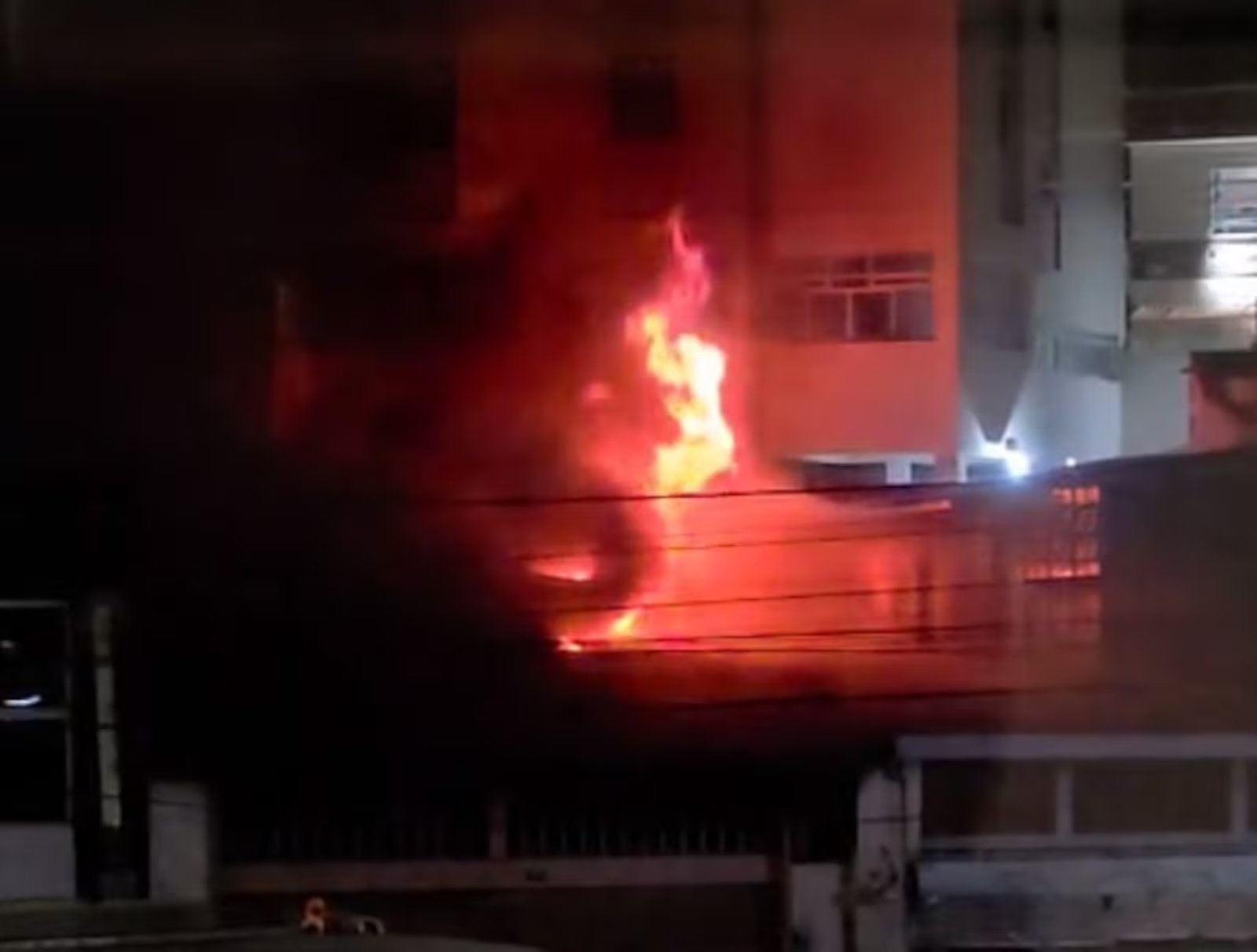 Incêndio destrói três veículos em oficina no bairro União, em Belo Horizonte