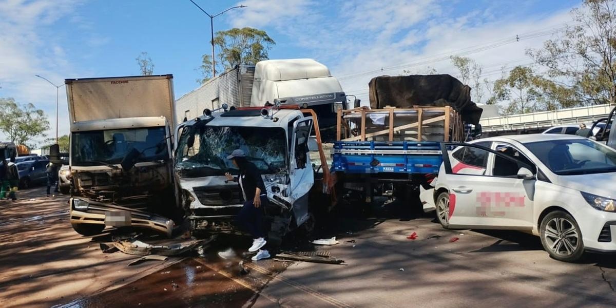 Engavetamento de 28 veículos na BR-040 causa interdição e congestionamento de 7 km na Região Metropolitana de Belo Horizonte