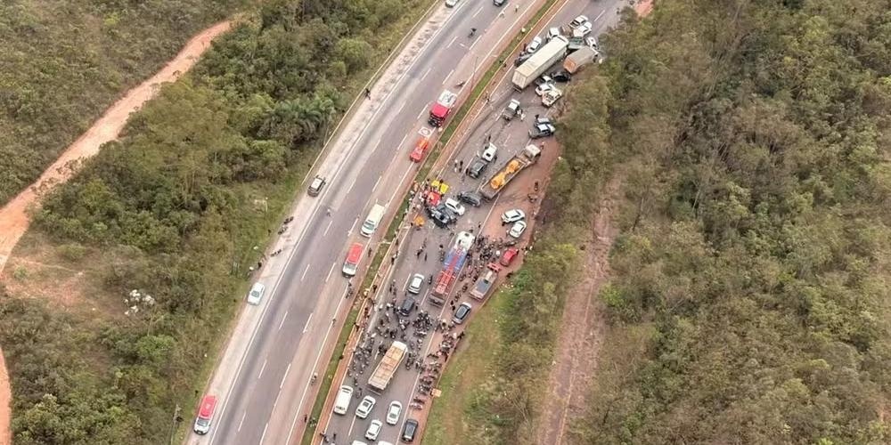 Engavetamento envolvendo mais de 20 veículos bloqueia trecho da BR-040 na Região Metropolitana de Belo Horizonte