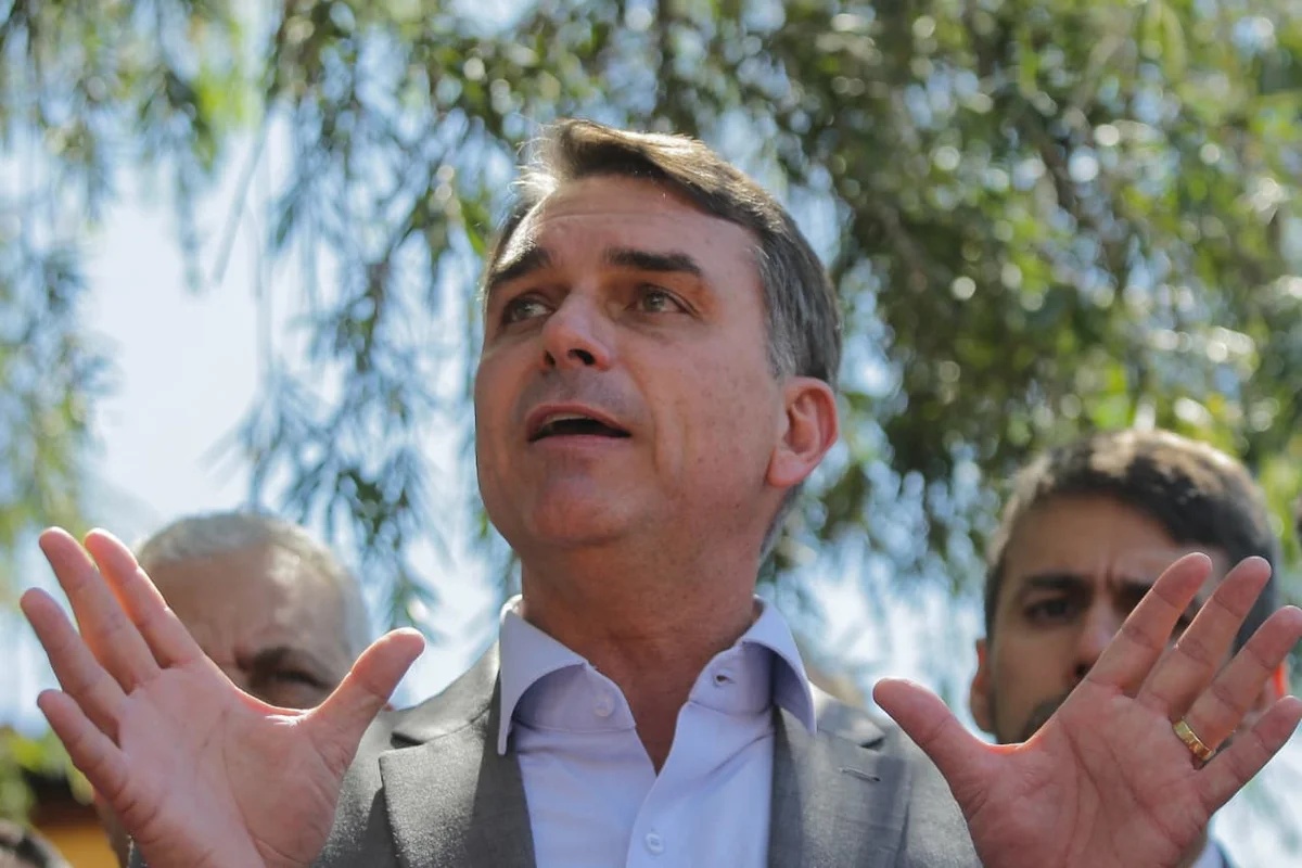 Flávio Bolsonaro critica proposta de Lula para fim da escala 6×1 e reforça preocupação com desemprego