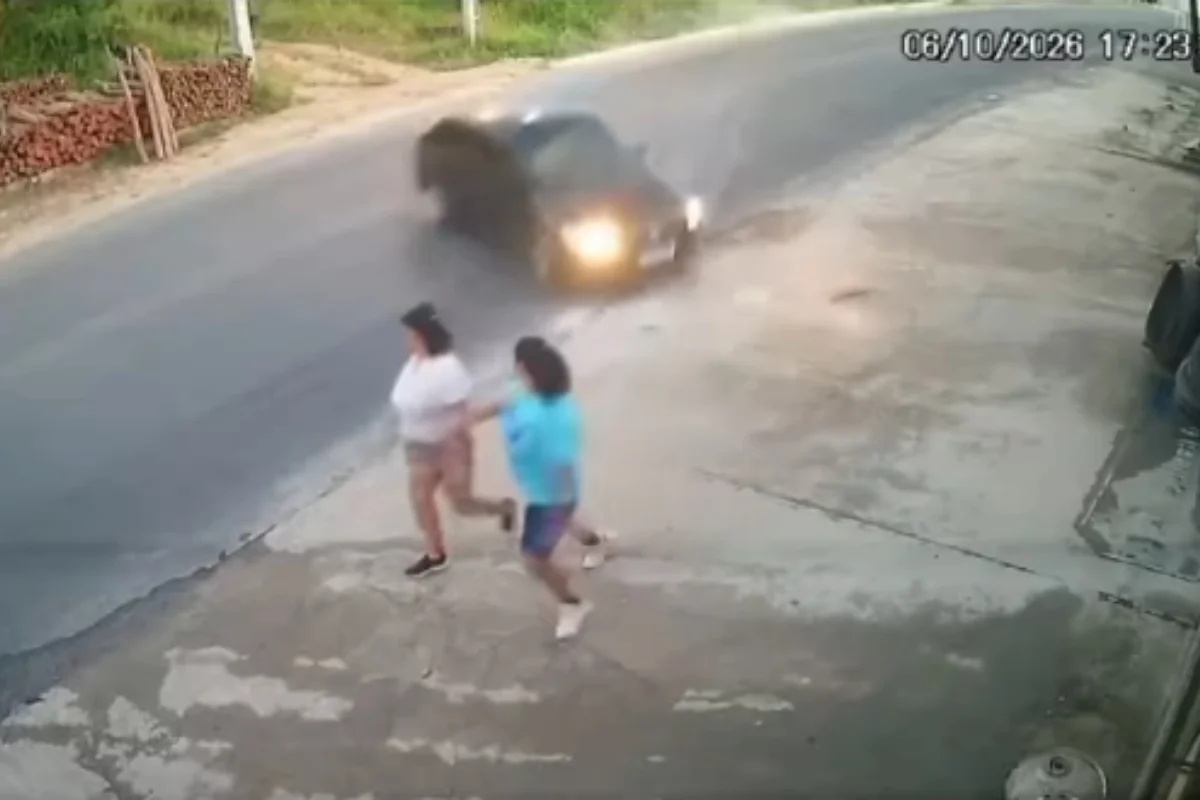Carro desgovernado atropela duas irmãs em Pernambuco; vítimas são socorridas pelo SAMU
