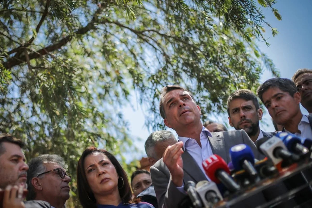 Flávio Bolsonaro anuncia propostas de mudanças constitucionais, incluindo maioridade penal e fim da reeleição, em campanha