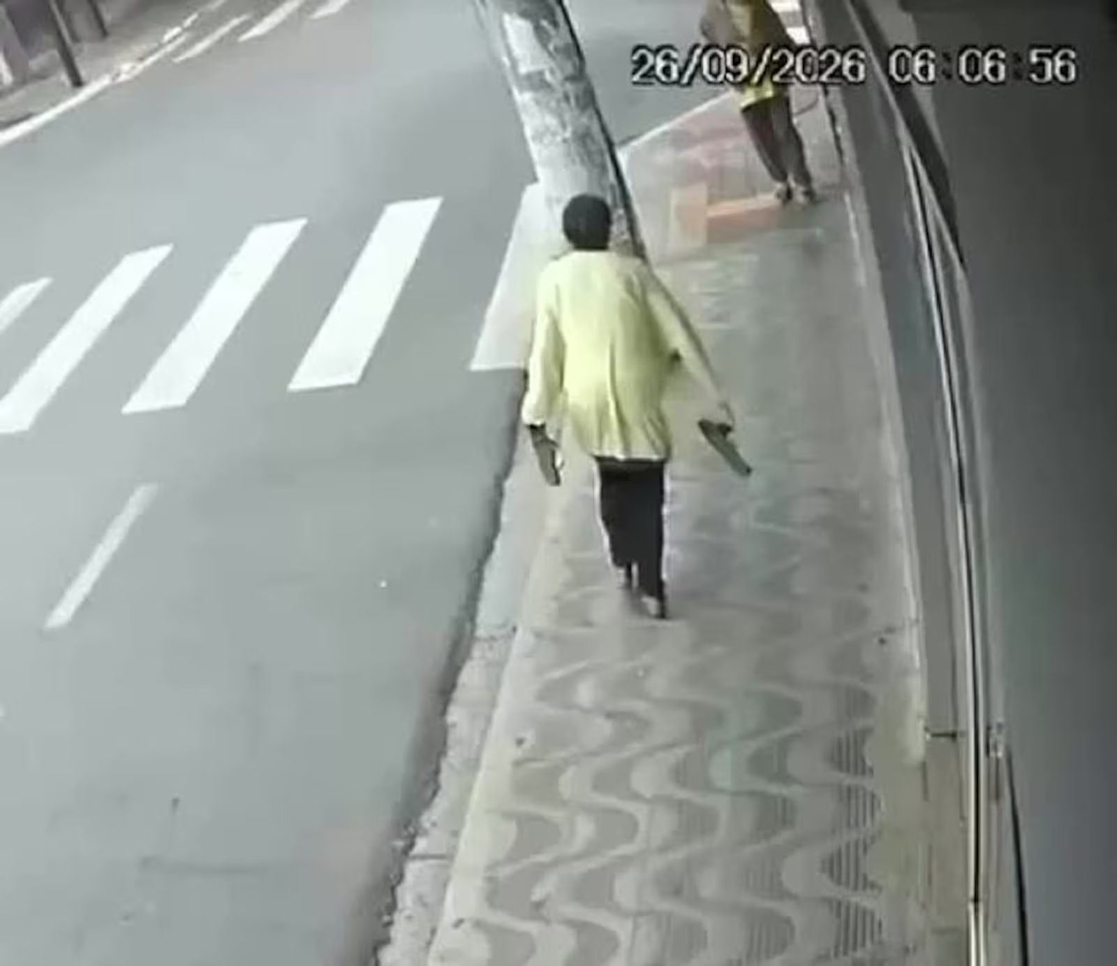 Idosa é atingida por chinelada durante agressão registrada por câmera de segurança em Lavras (MG)