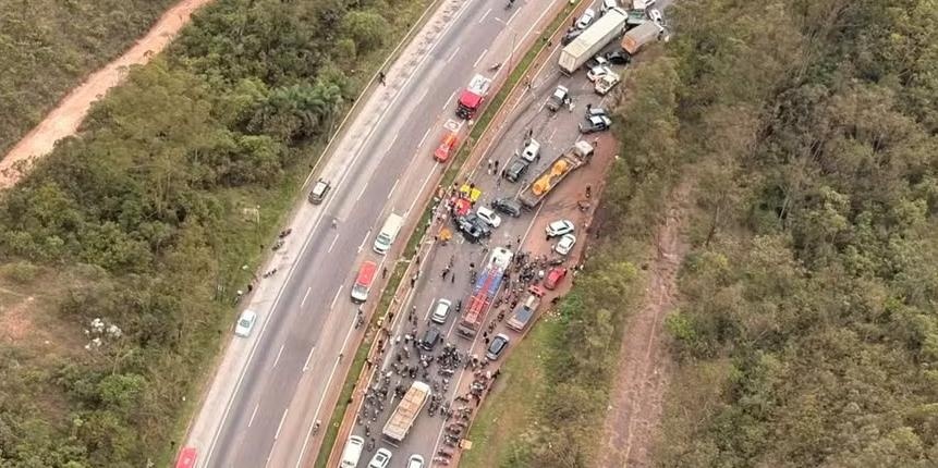 BR-040 tem pista liberada após mais de sete horas de interdição devido a engavetamento envolvendo 28 veículos