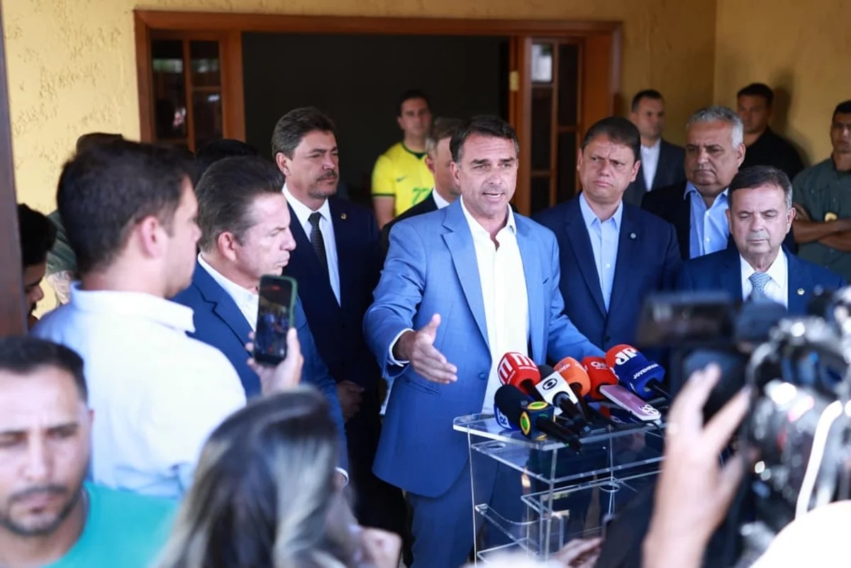 Campanha de Flávio Bolsonaro priorizará temas econômicos e regiões estratégicas no segundo turno