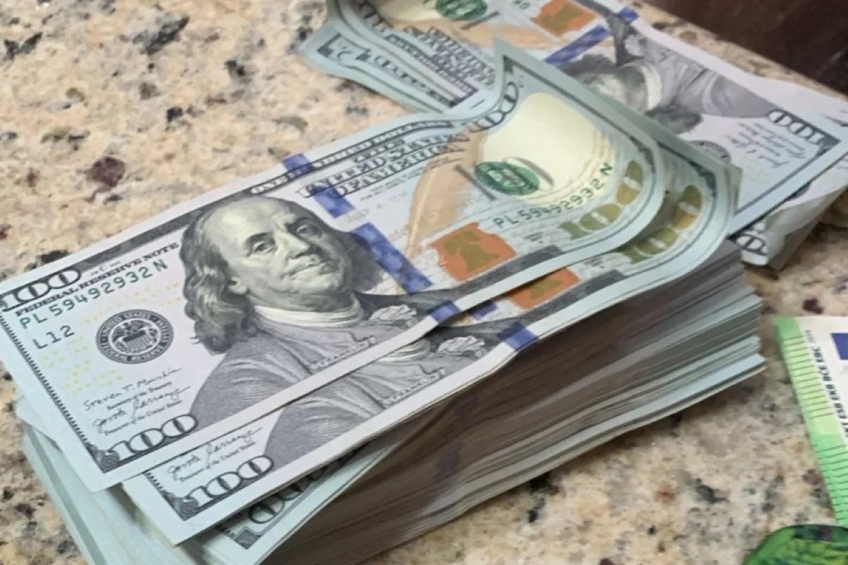 Dólar encerra o dia em R$ 5,01 após divulgação da ata do Fed e mercados globais em queda