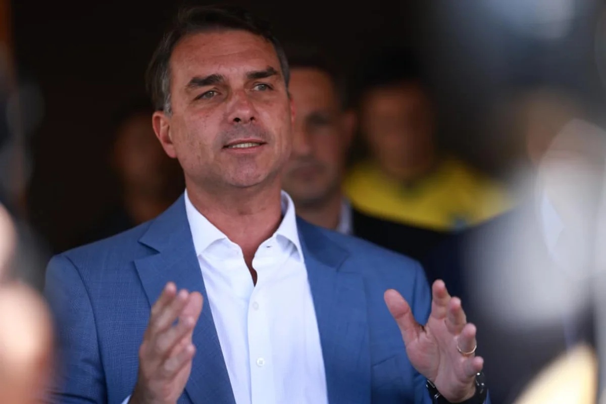 Flávio Bolsonaro afirma que clima no PT é de “velório” e chama Lula de “cansado” durante reunião com aliados