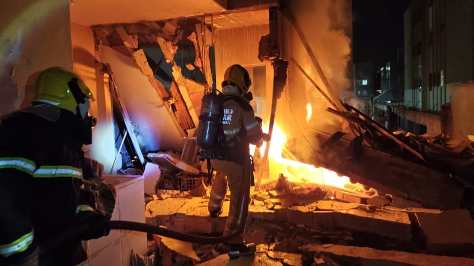 Homem morre carbonizado após explosão e incêndio em residência no bairro João Pinheiro, em Belo Horizonte