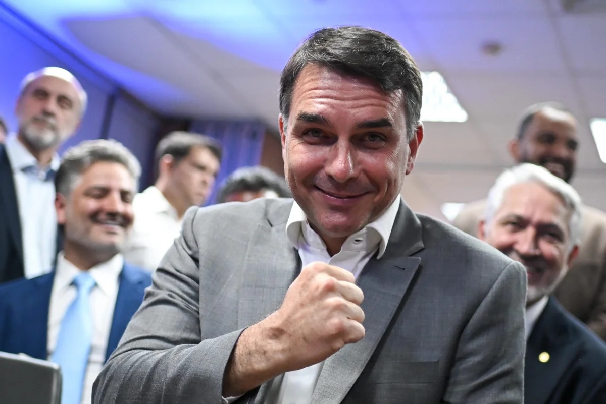 Flávio Bolsonaro conquista apoio de quatro partidos no início do campanha do segundo turno presidencial