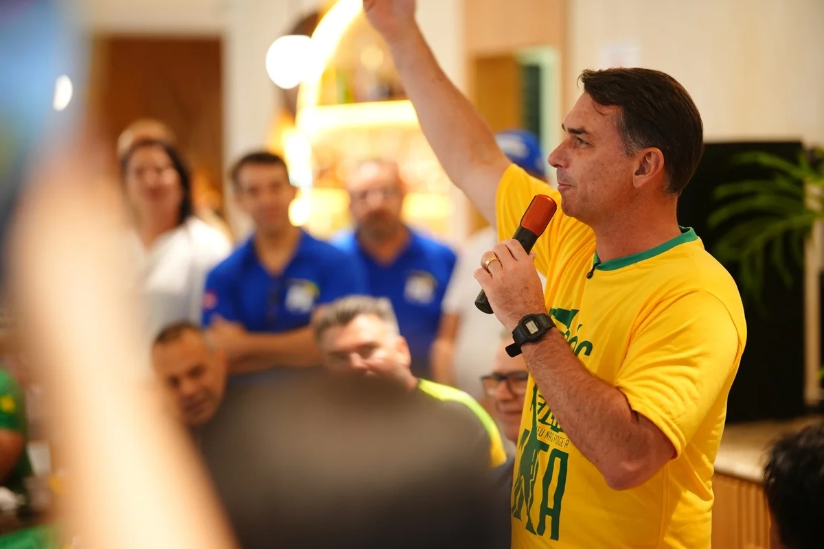 Campanha de Flávio Bolsonaro orienta oposição a se abster na votação da PEC do fim da escala 6×1 no Senado