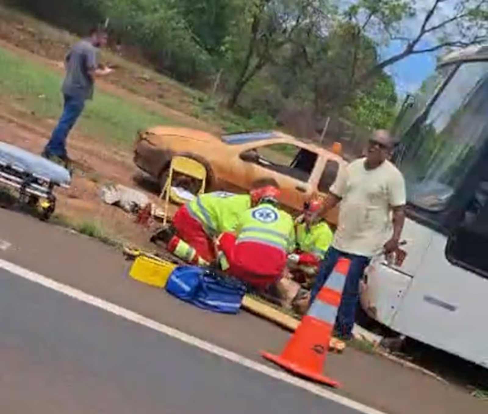 Homem morre após veículo cair sobre ele durante troca de pneus em rodovia de Minas Gerais