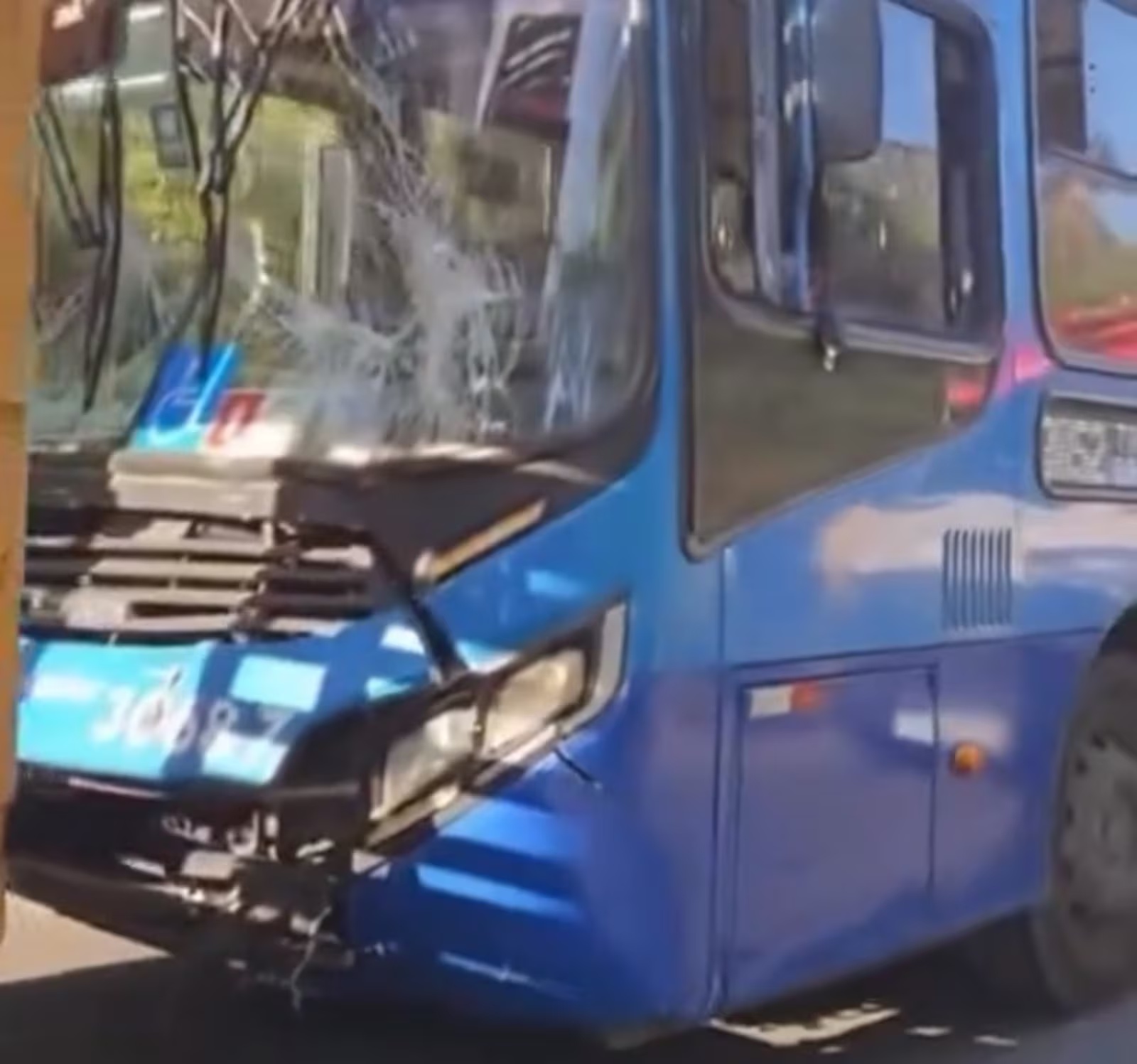 Colisão entre ônibus da linha 3052 e carreta resulta em dez feridos na região do Barreiro, em Belo Horizonte