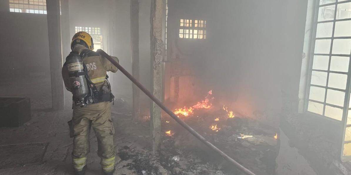Incêndio em prédio comercial desativado em Uberlândia é controlado após ação de trabalhadores