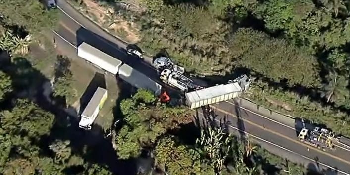Carreta tombada na BR-381 causa interdição total na região de Santa Luzia e gera longos congestionamentos