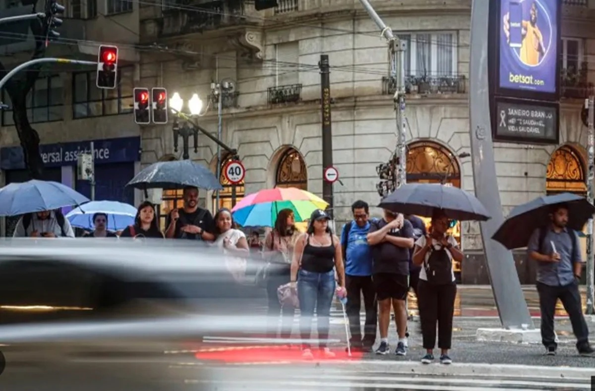 Região Sul enfrenta risco de temporais e ventos intensos, enquanto calor predomina no Sudeste e Norte