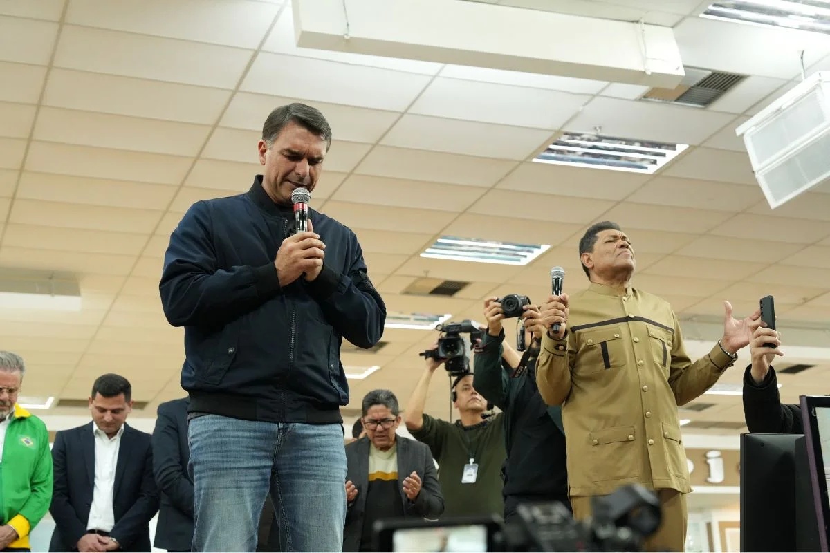 Frente Evangélica Apoia Lula e Afirma que Vitória de Flávio Bolsonaro Representaria Retrocesso