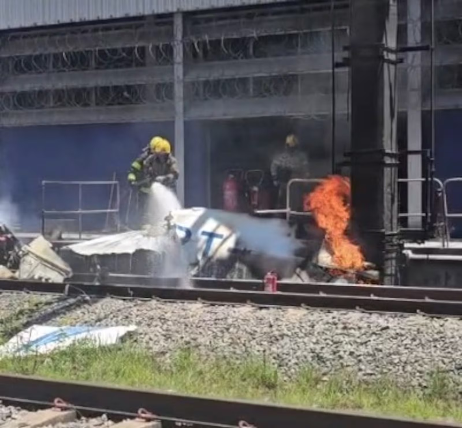 Piloto de avião morre após queda de aeronave em pátio de manutenção do metrô de Belo Horizonte