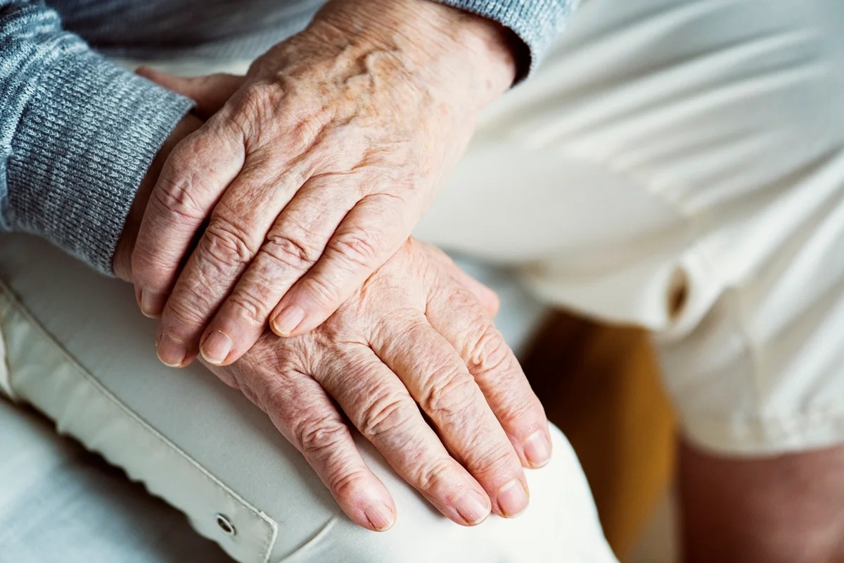 FDA aprova novo medicamento direcionado para tratamento da doença de Parkinson nos Estados Unidos