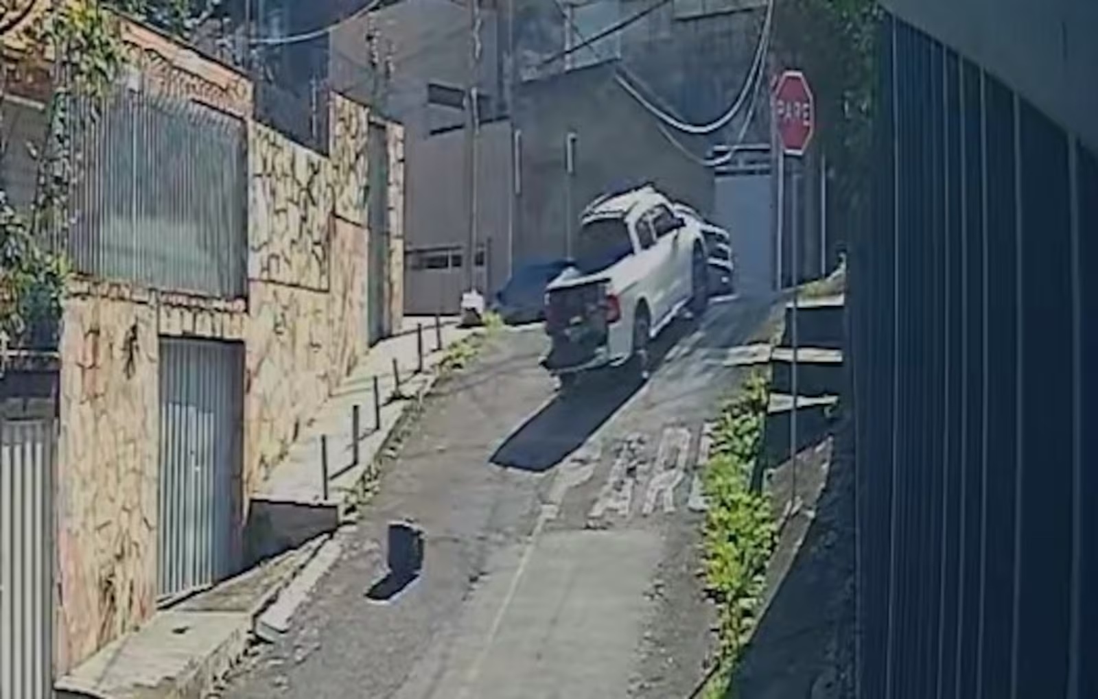 Mala com joias e roupas avaliada em R$ 30 mil cai de caminhonete e é levada por homem em Belo Horizonte