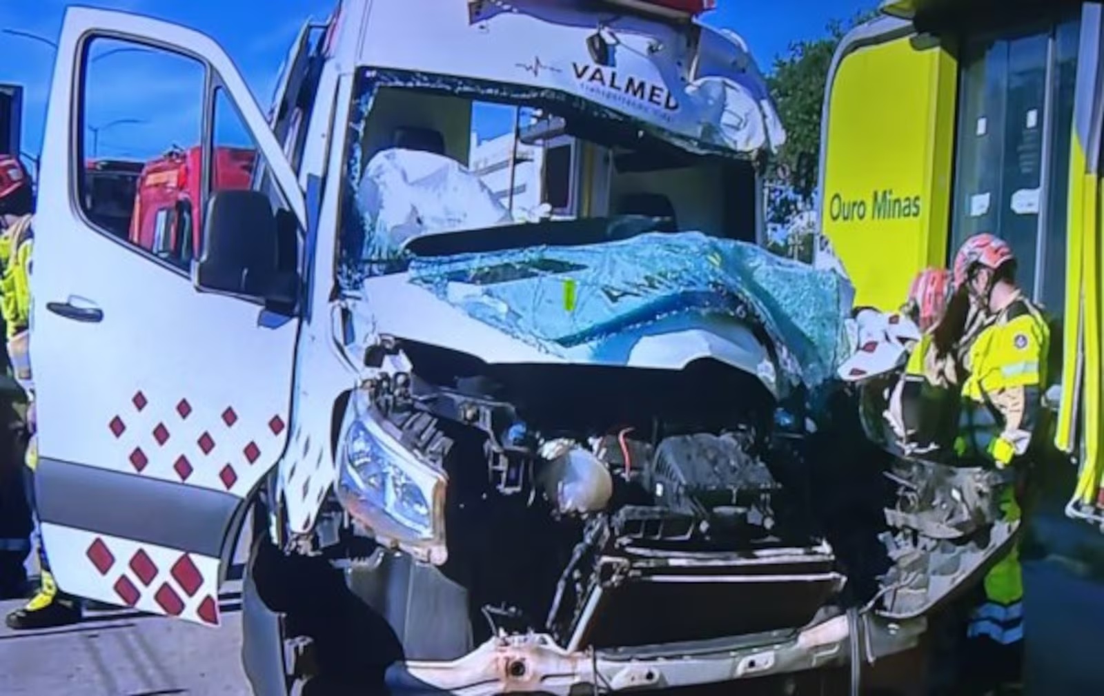 Motorista de ambulância fica preso às ferragens após colisão com ônibus na Avenida Cristiano Machado, em Belo Horizonte