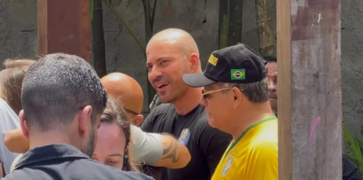 Daniel Silveira participa de ato político com Flávio Bolsonaro e Douglas Ruas na zona oeste do Rio de Janeiro
