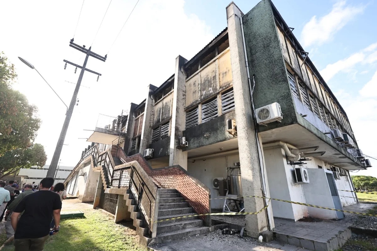 Ministério da Educação anuncia extensão de bolsas e reconstrução de laboratórios após incêndio na UFPE