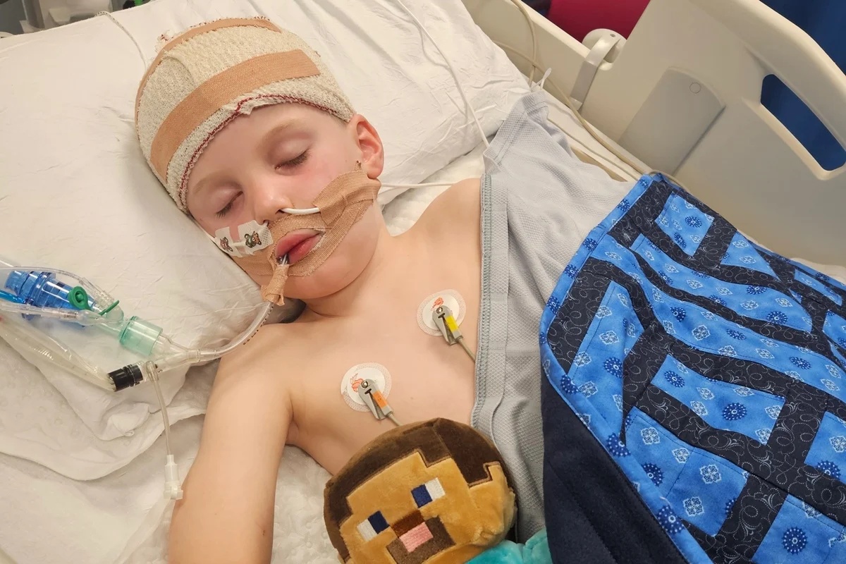 Criança de 6 anos sofre AVC pediátrico e enfrenta recuperação após internação de quase cinco meses