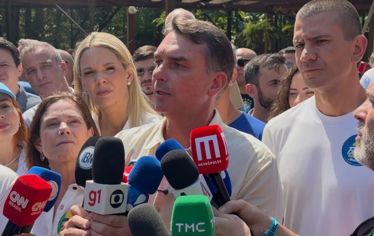 Flávio Bolsonaro nega intenção de privatizar Petrobras e rebate rumores de mudanças no Farmácia Popular