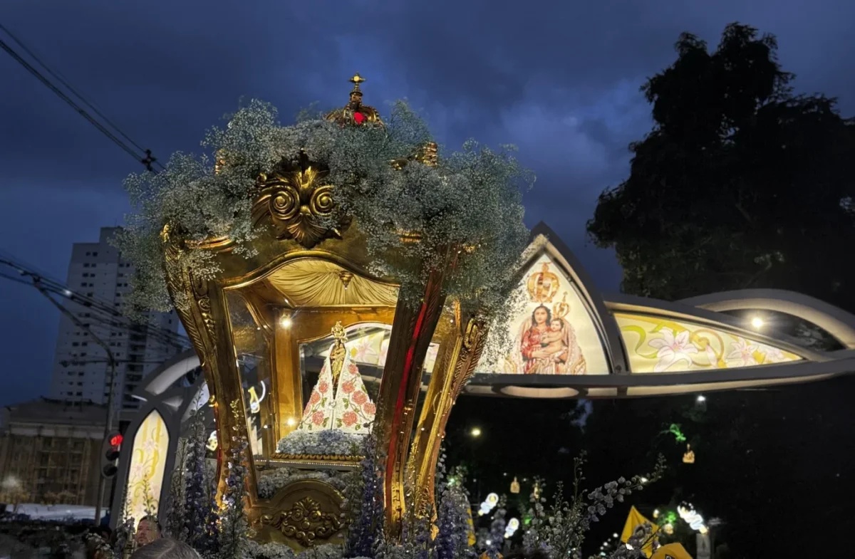 Milhares de fiéis participam da Trasladação do Círio de Nazaré em Belém na véspera da celebração principal