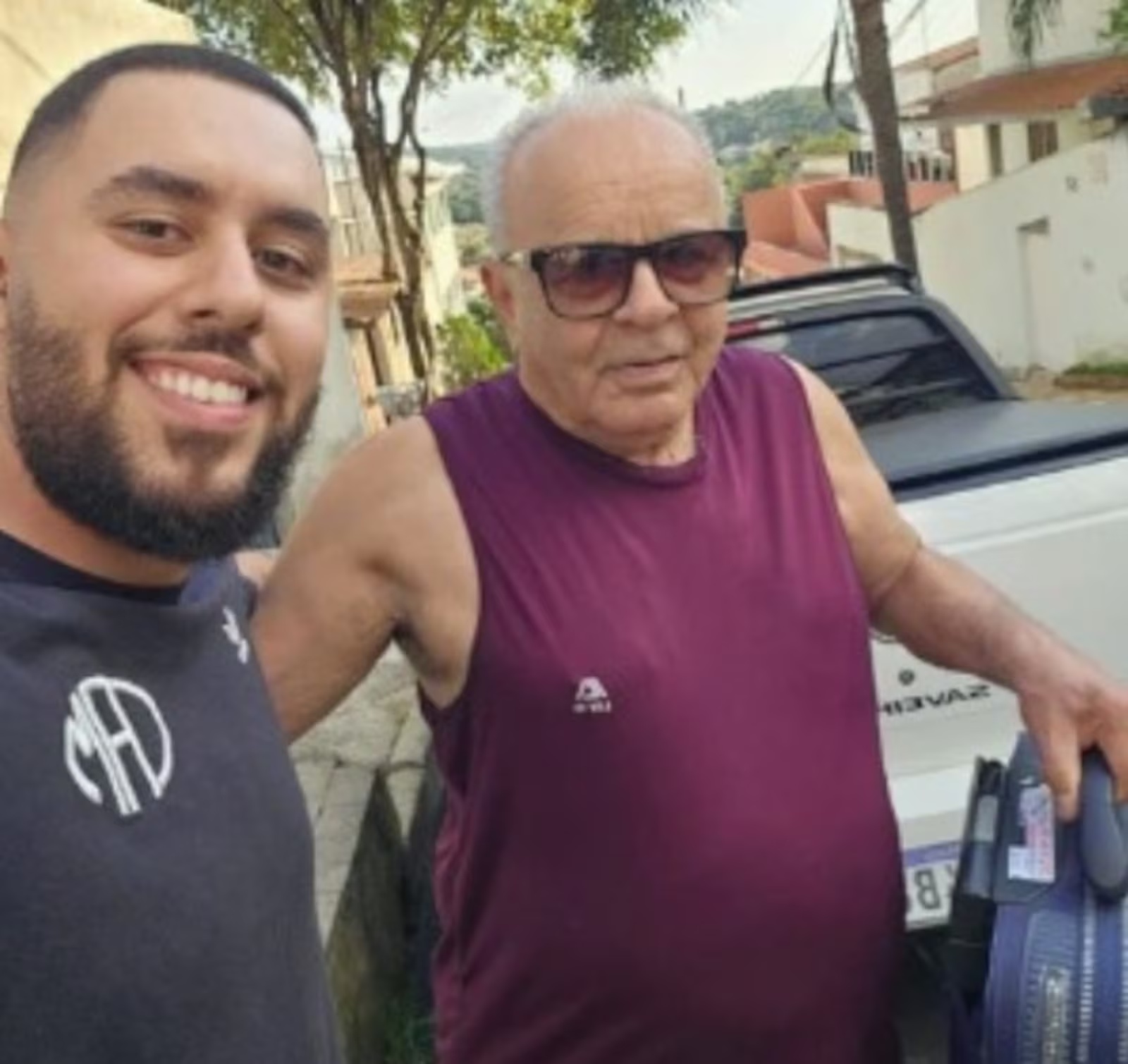 Motorista de aplicativo devolve mala com joias avaliada em R$ 30 mil após encontrá-la na rua em Belo Horizonte