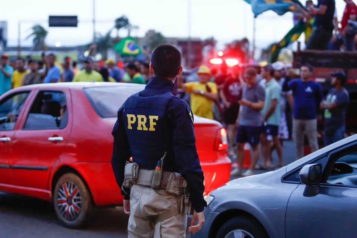 Polícia Rodoviária Federal garante fluxo livre de eleitores durante o primeiro turno das eleições de 2026
