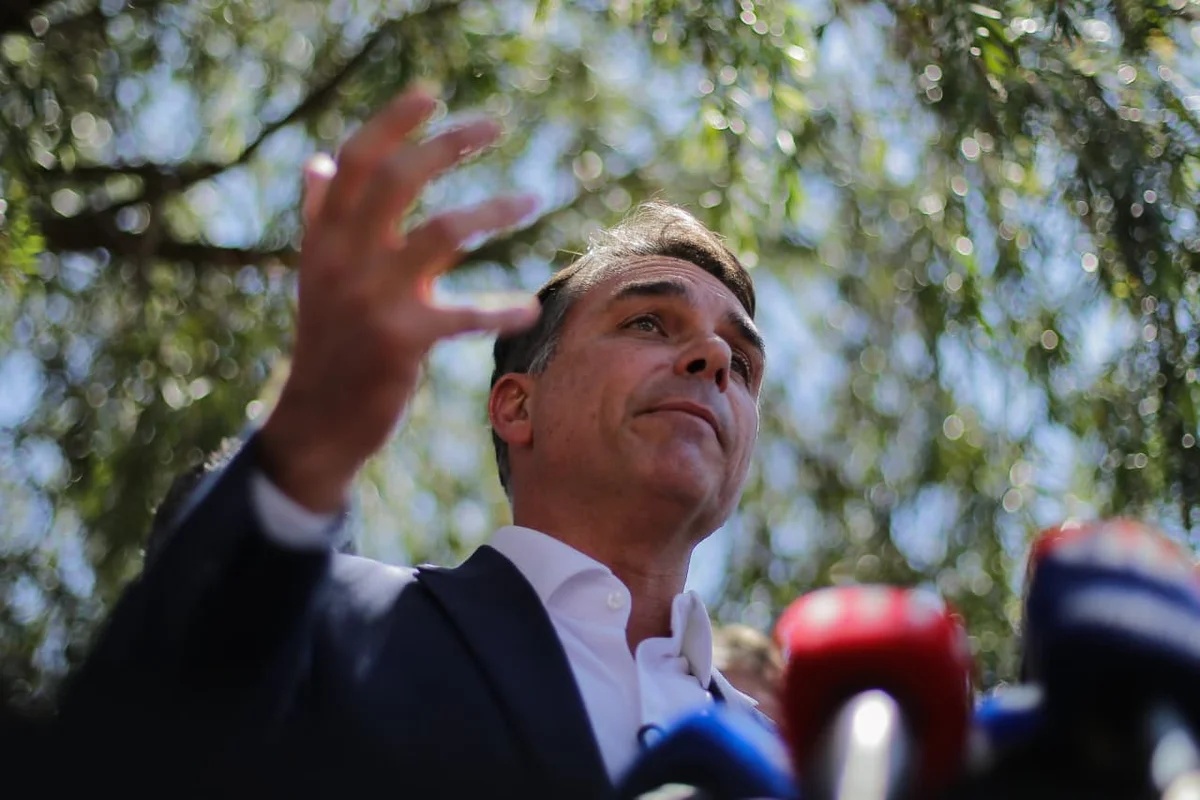 Campanha de Flávio Bolsonaro critica decisão do TSE que restabeleceu canal pró-Lula no WhatsApp