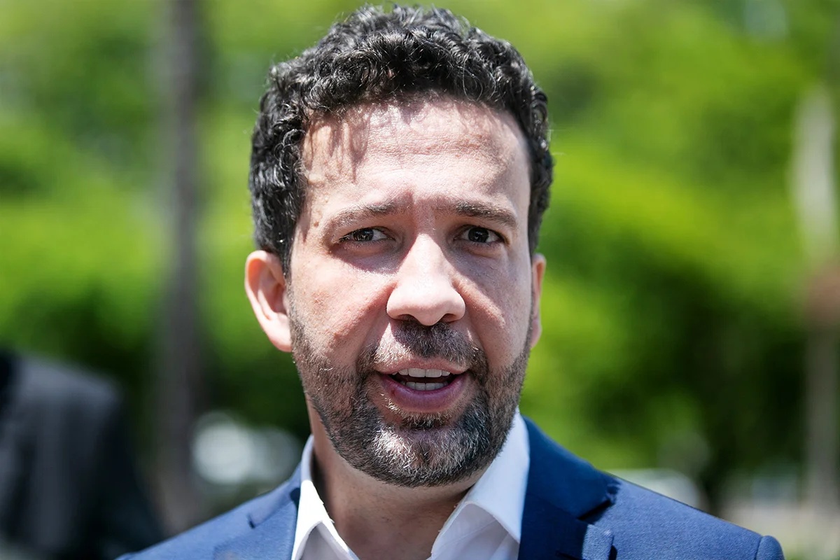 Tribunal Superior Eleitoral restabelece canal de WhatsApp pró-Lula após decisão de ministro