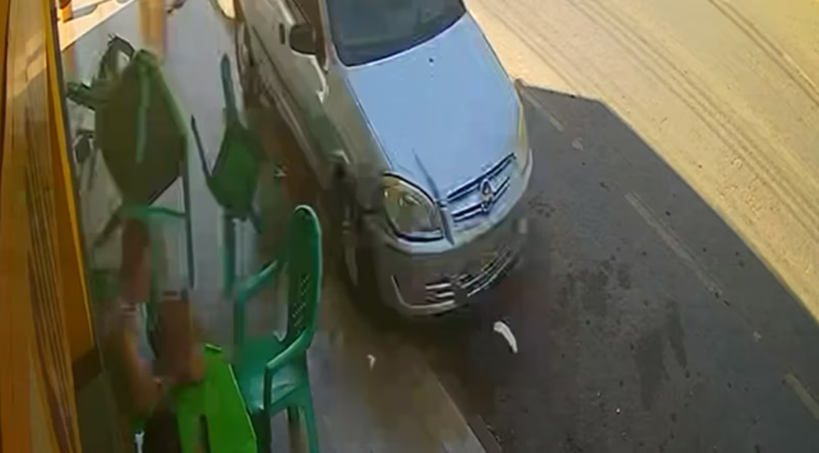 Motorista perde controle e quase atropela clientes após acidente em loja de patos de Minas