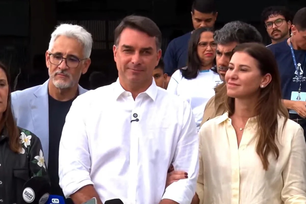 Flávio Bolsonaro confirma visita ao pai, ex-presidente Jair Bolsonaro, após autorização do STF