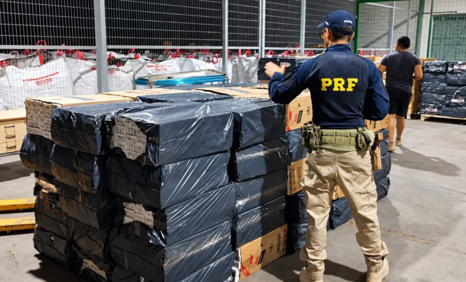 Homem é detido ao ser flagrado transportando 105 mil maços de cigarro de origem paraguaia em Minas Gerais