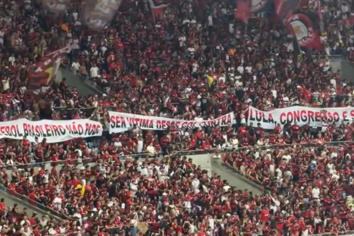 Torcedores do Flamengo protestam contra Lula no Maracanã após clássico contra o Fluminense